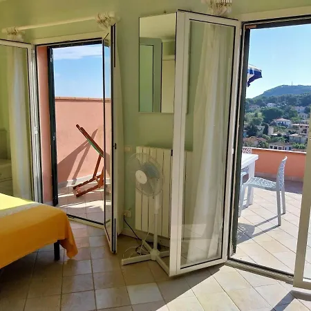 Bilocale Con Terrazzo Vista Mare Cavo
